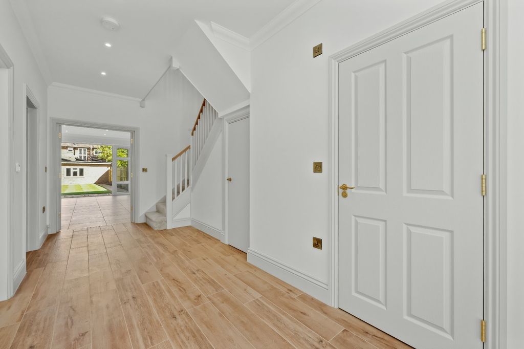 Property photo 2 of 20 Entrance Hall