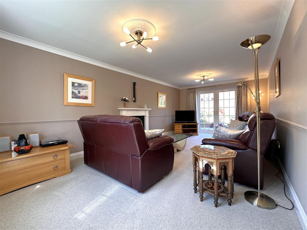 Property photo 2 of 25 Generous Living Room 869