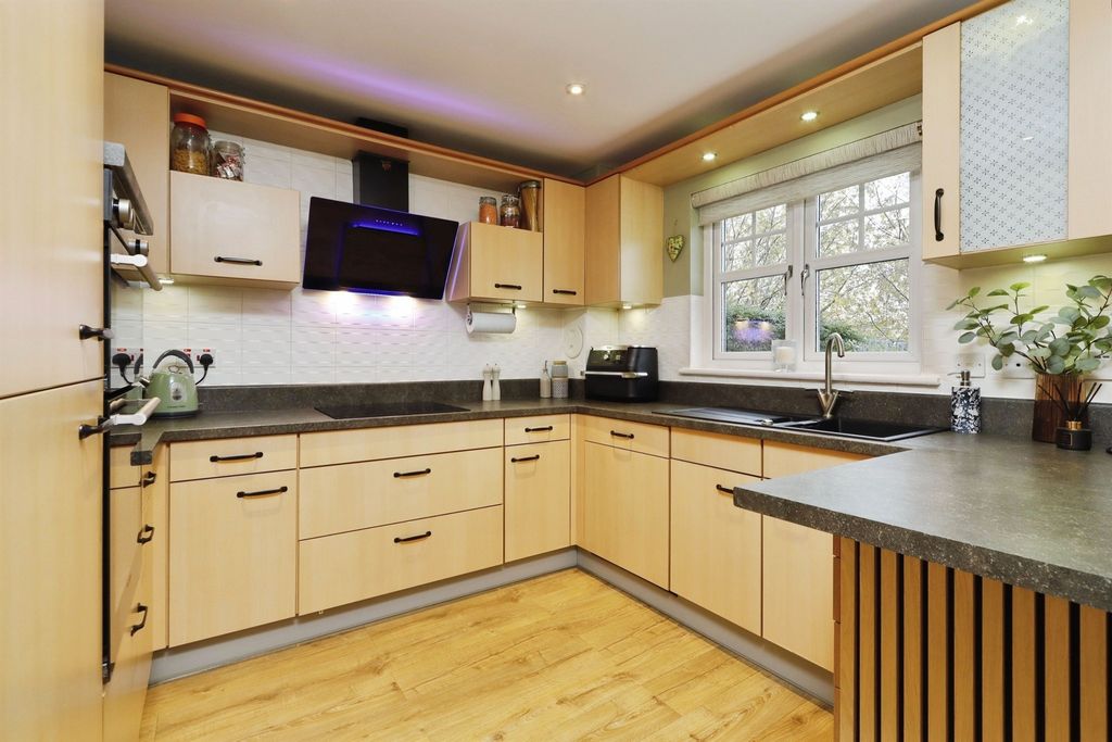 Property photo 2 of 31