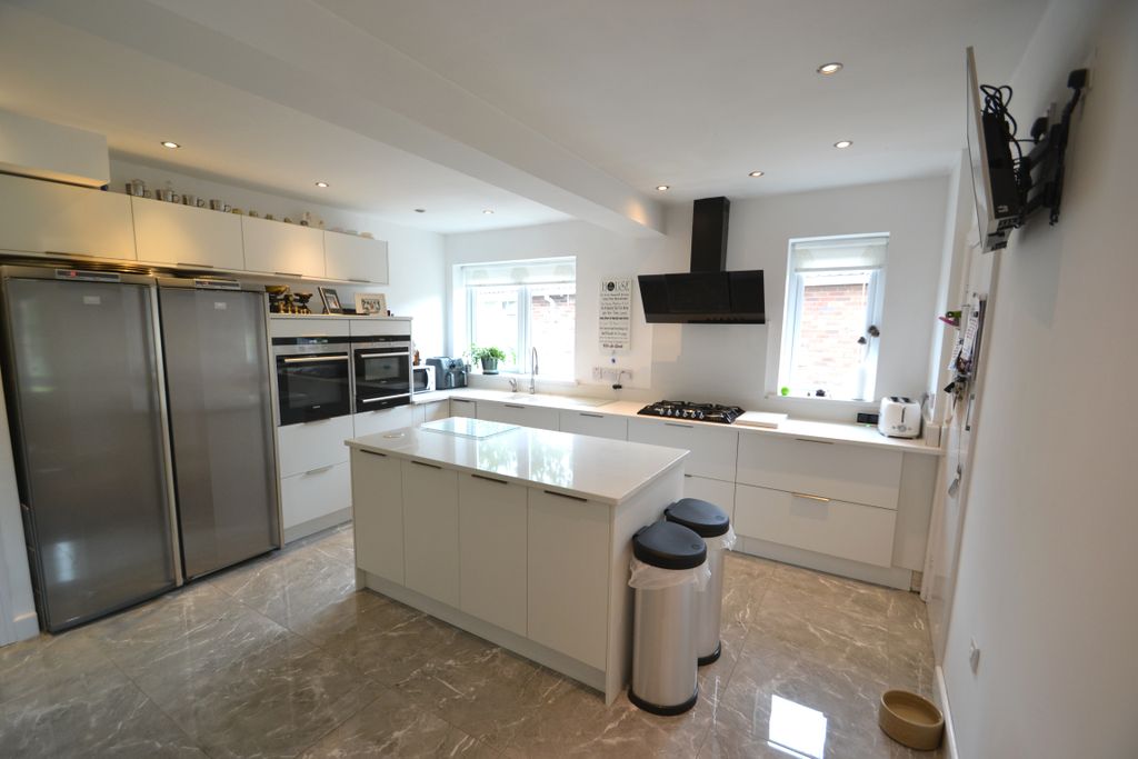 Property photo 3 of 16 Kitchen