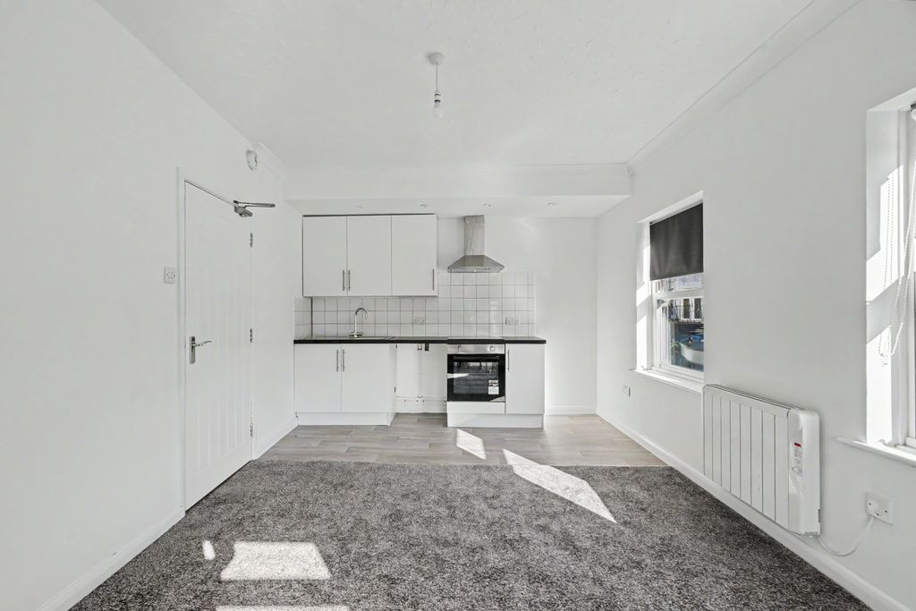 Property photo 3 of 7 Kitchen/Lounge