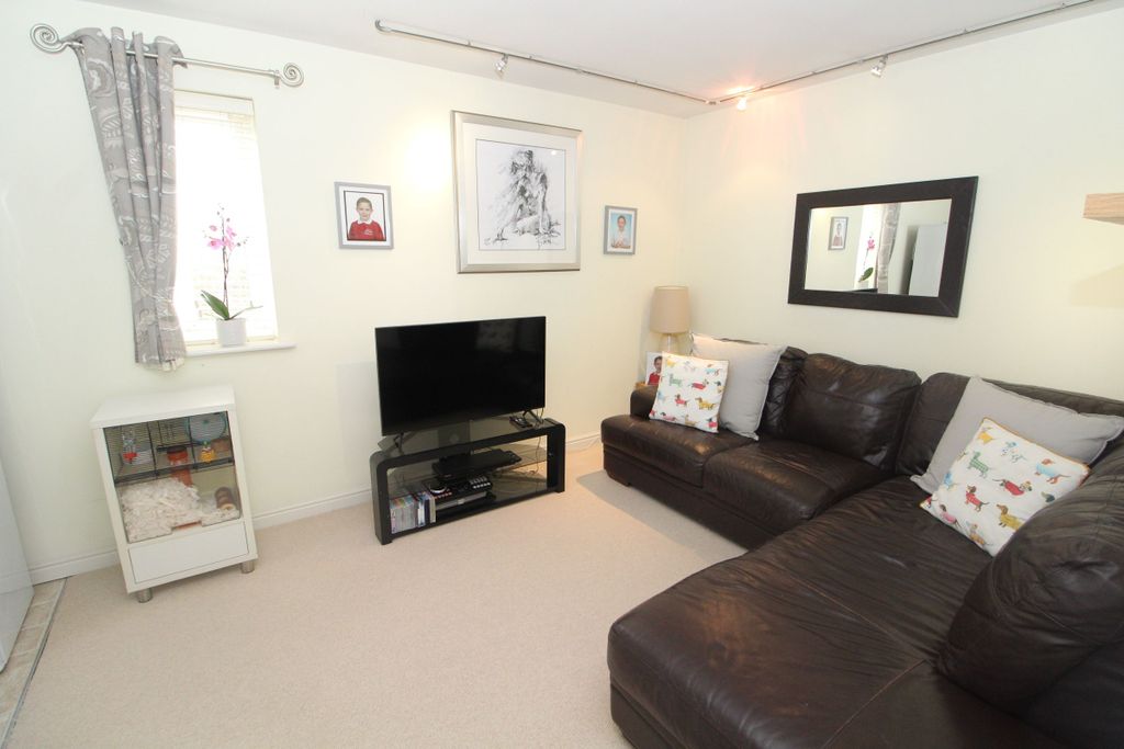 Property photo 2 of 12