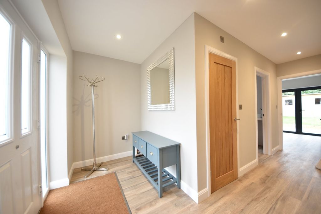 Property photo 2 of 27 Entrance Hall