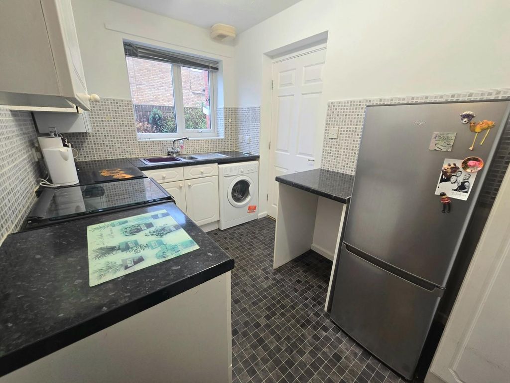 Property photo 3 of 11 Kitchen