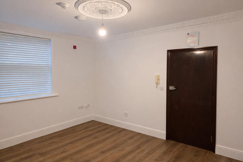 Property photo 3 of 12 Lounge.Png