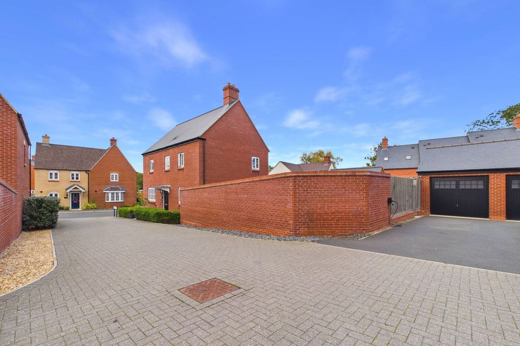 Property photo 2 of 27