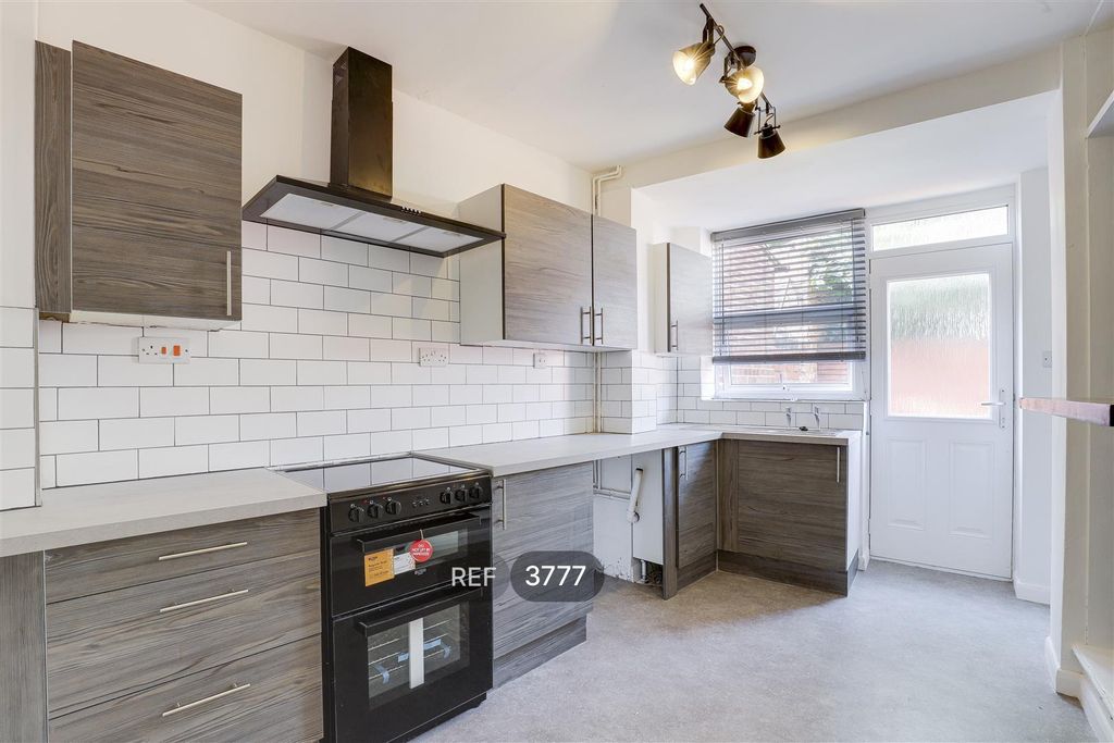 Property photo 2 of 10 Kitchen