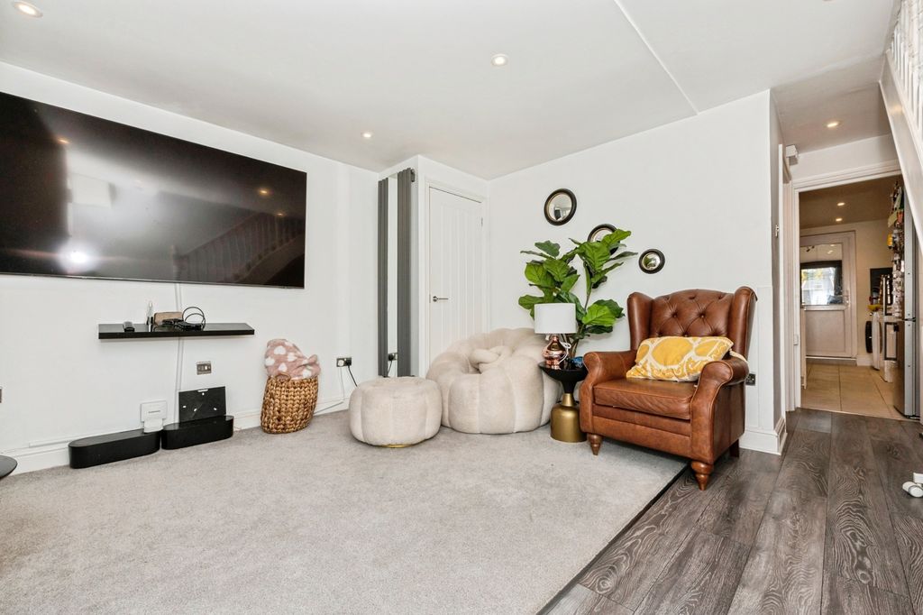 Property photo 3 of 18 Picture