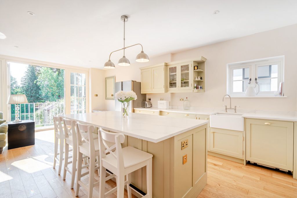 Property photo 3 of 20 1336951-8-689Ef9F...