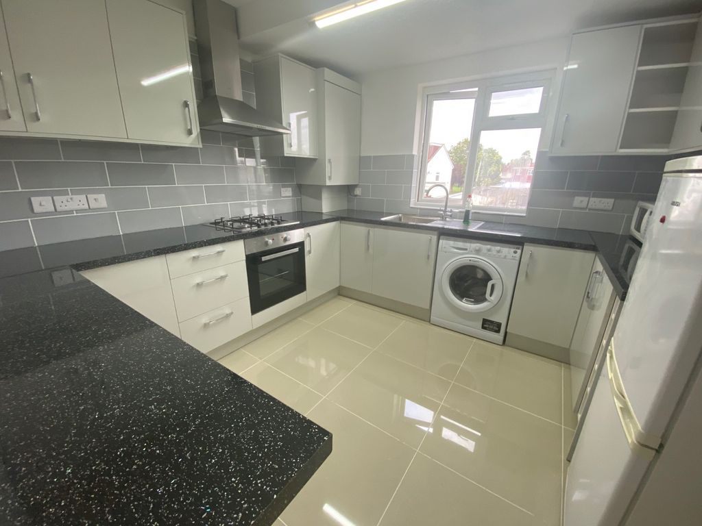 Property photo 1 of 6 Two Bedroom First Floor Maisonette