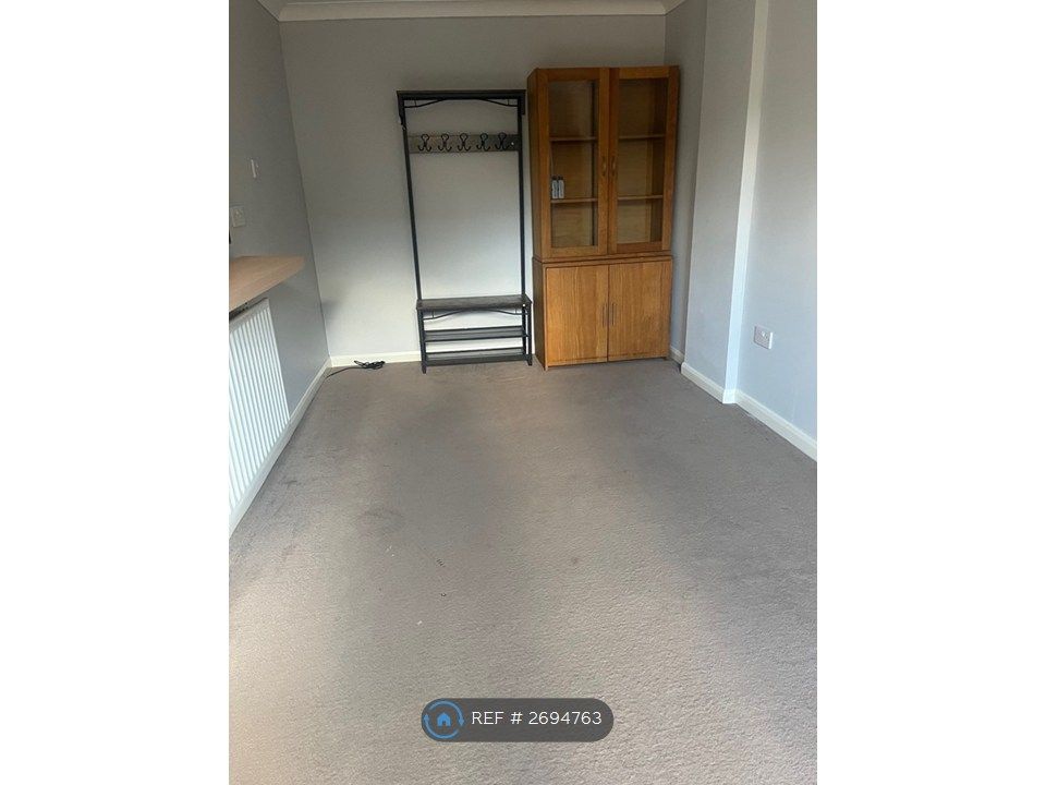 Property photo 3 of 18 Garage Room