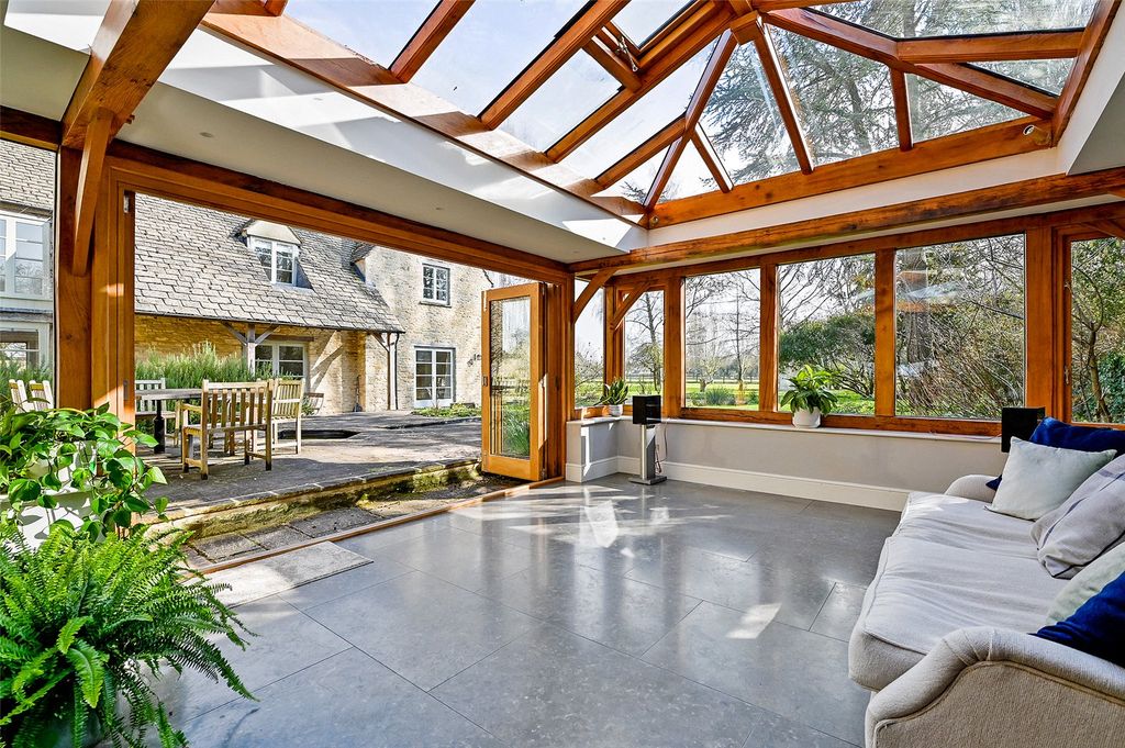Property photo 2 of 20 Orangery