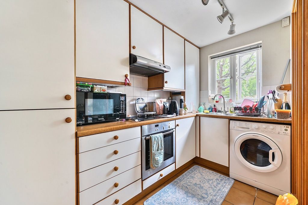 Property photo 3 of 10 Kitchen