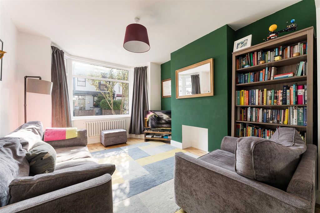 Property photo 2 of 26 Pentire Road, E17