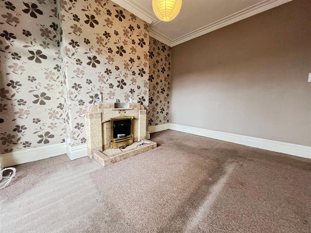 Property photo 3 of 23 Lounge