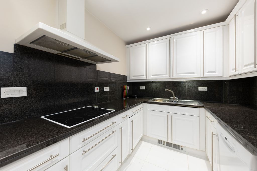 Property photo 3 of 10 Kitchen