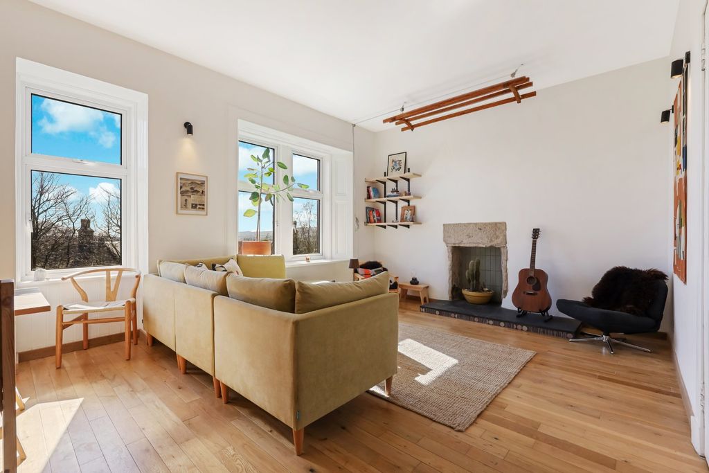 Property photo 2 of 11 Lounge