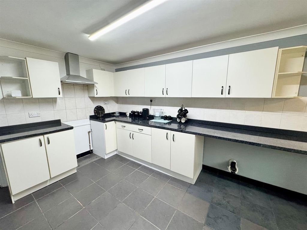 Property photo 3 of 23 Kitchen