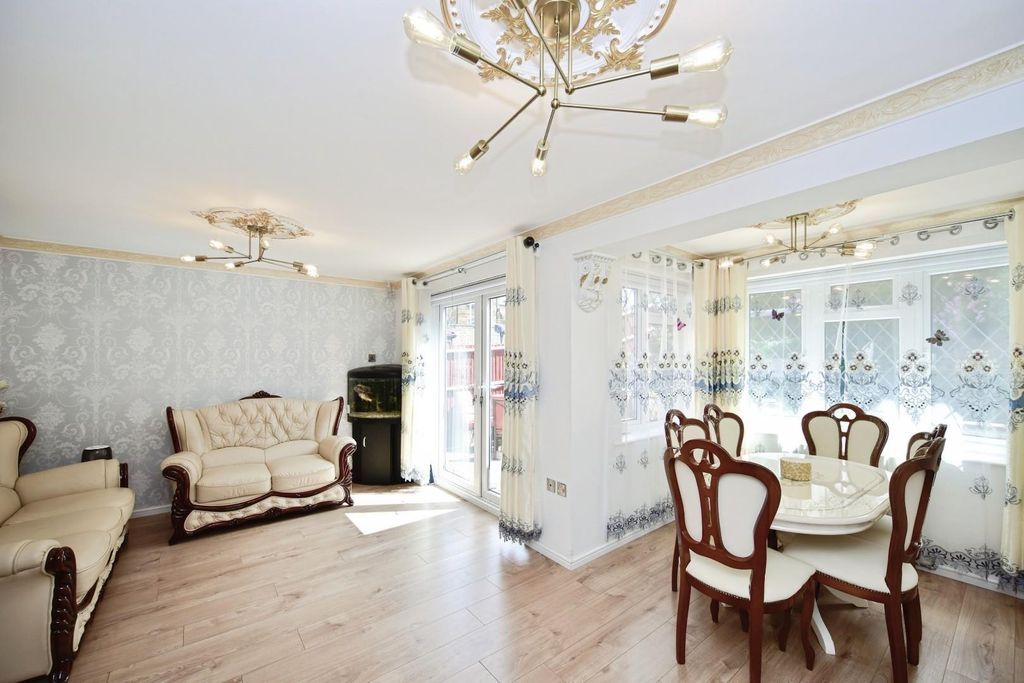 Property photo 3 of 12 Lounge/Diner