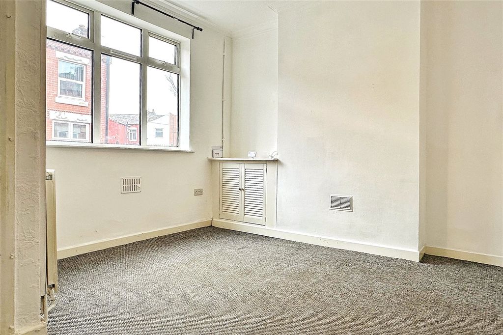 Property photo 3 of 17 Living Room