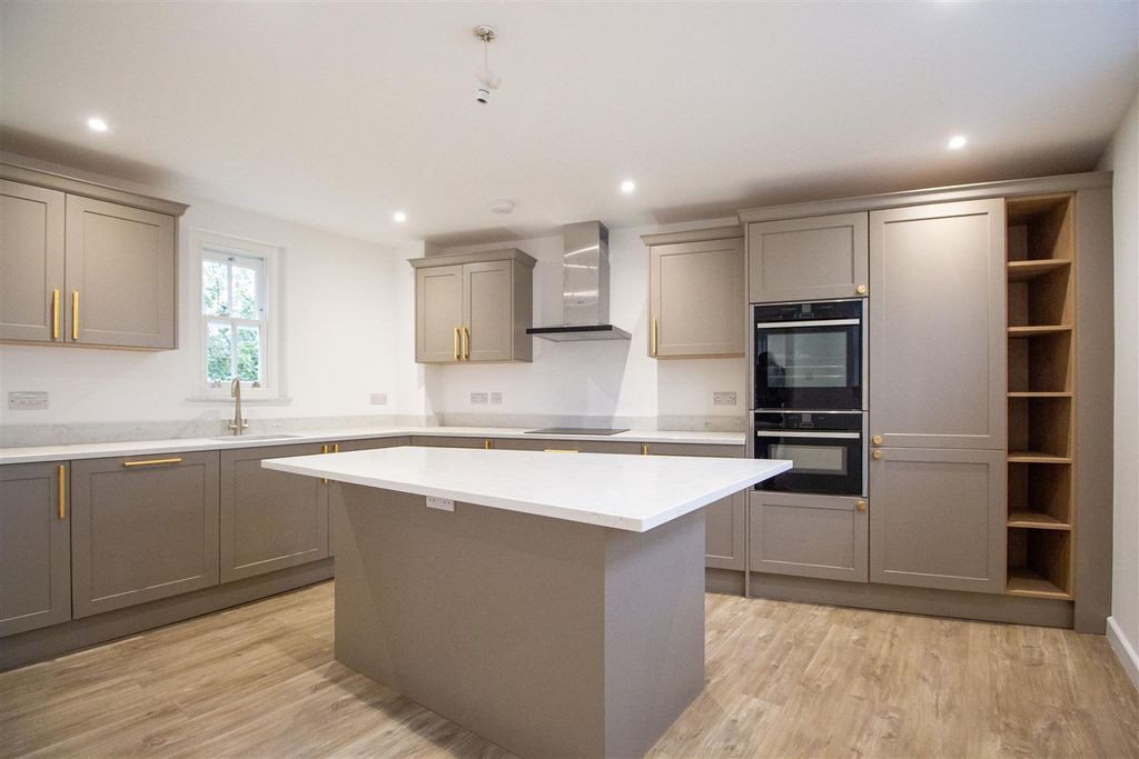 Property photo 1 of 16 Gorgeous Rever Kitchen
