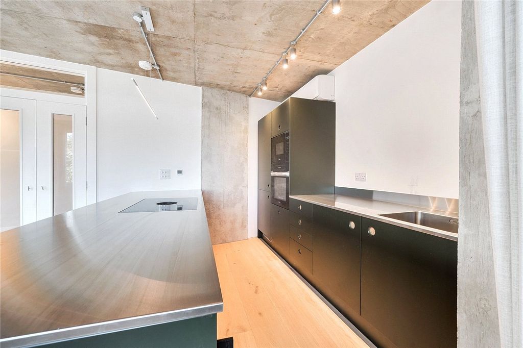 Property photo 3 of 10 Kitchen