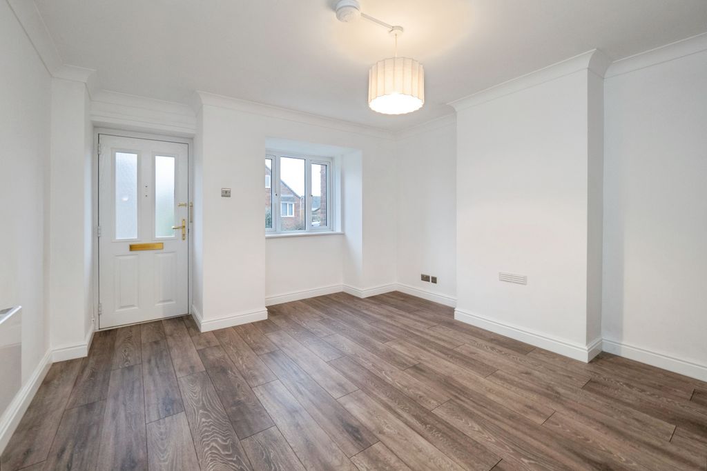 Property photo 1 of 12 Lounge