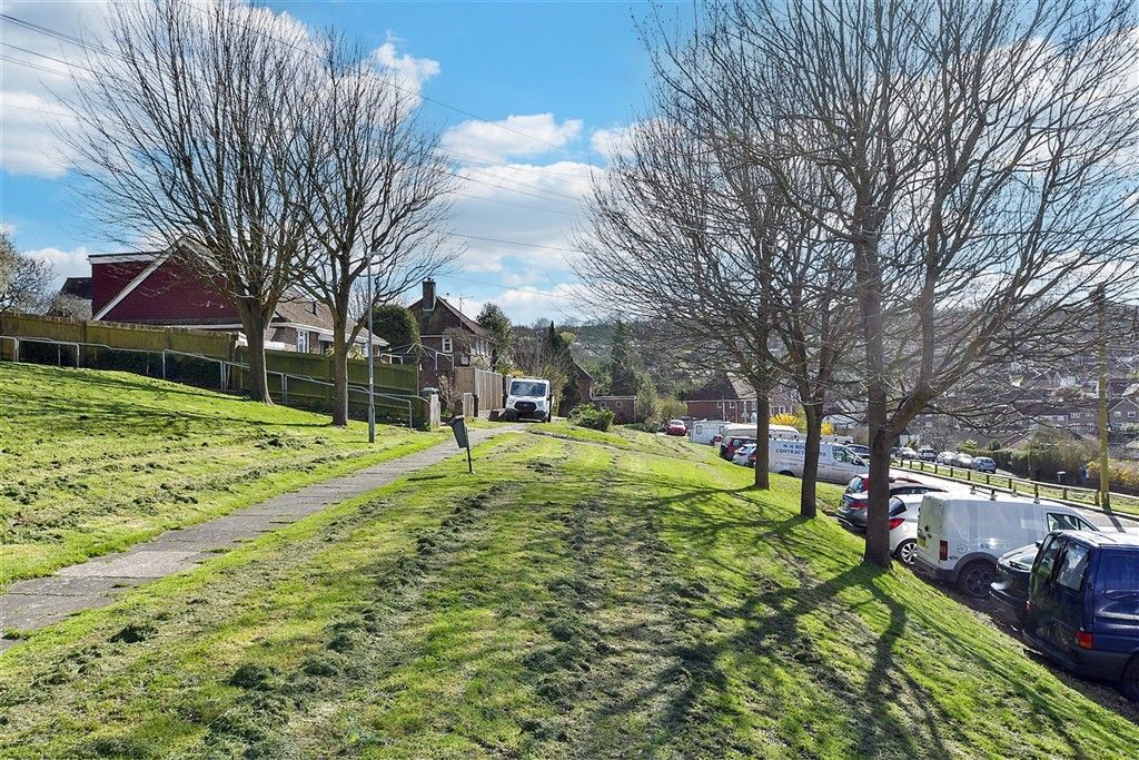 Property photo 2 of 11 Communal Gardens