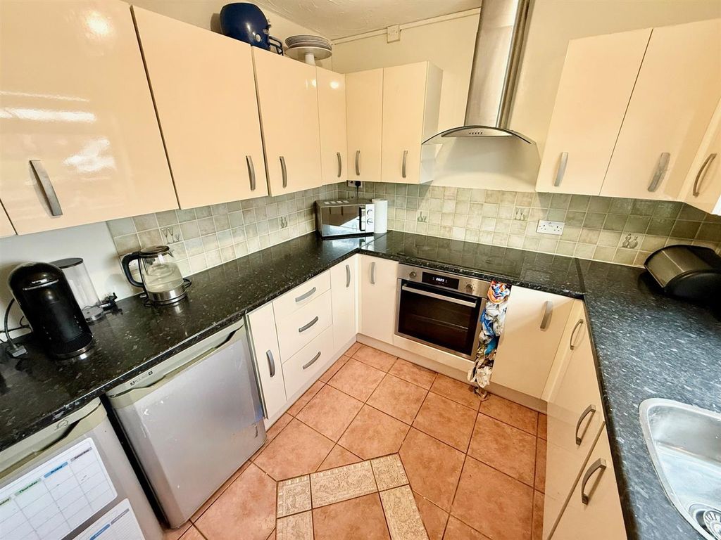 Property photo 2 of 18 Kitchen