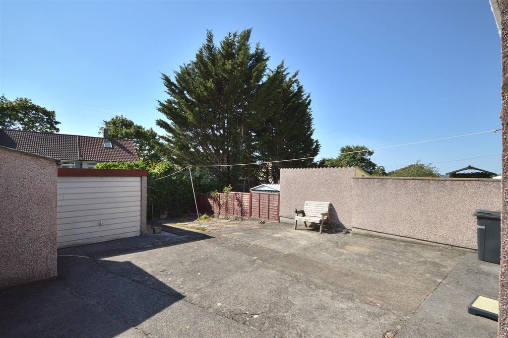 Property photo 3 of 11 Outside