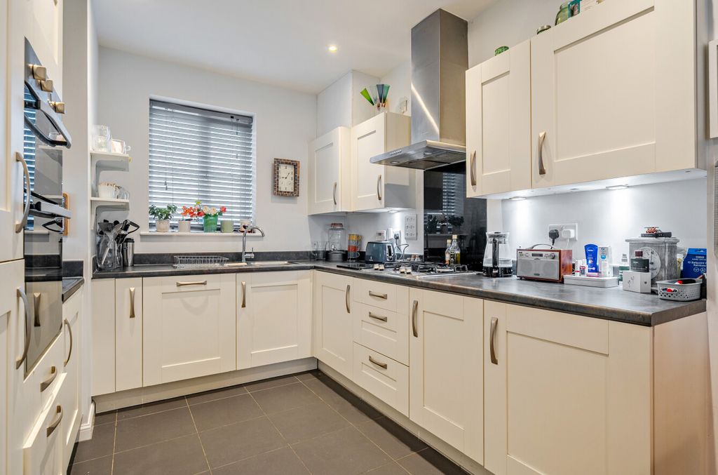 Property photo 3 of 12 1424675-18-69Ae9F...