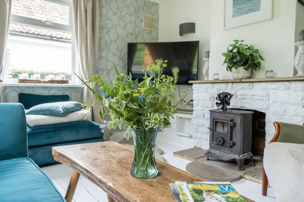 Property photo 2 of 16 Sitting Room