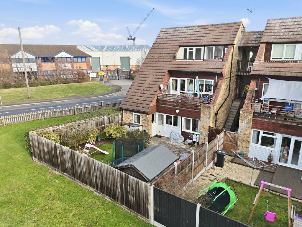 2 bed flat for saleCalvert Drive, Basildon SS13