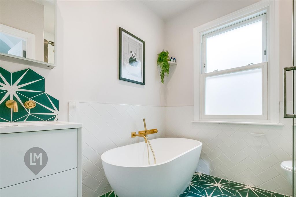 Property photo 2 of 14 Bathroom