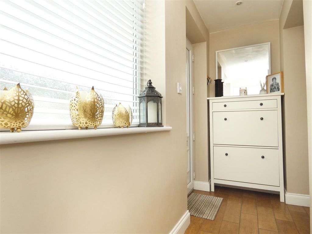 Property photo 3 of 27 Entrance Hall