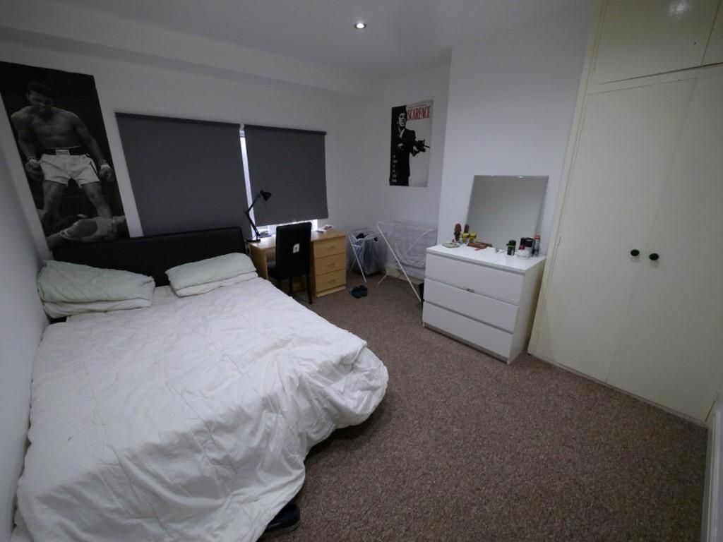 Property photo 2 of 6 A Cozy And Well-Maintained Double Bedroom Featurin...