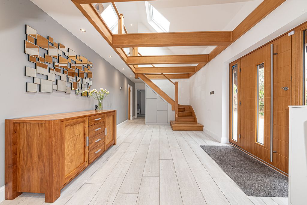 Property photo 2 of 26 Galleried Entrance Hallway