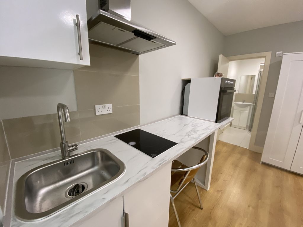 Property photo 1 of 5 Studio To Rent