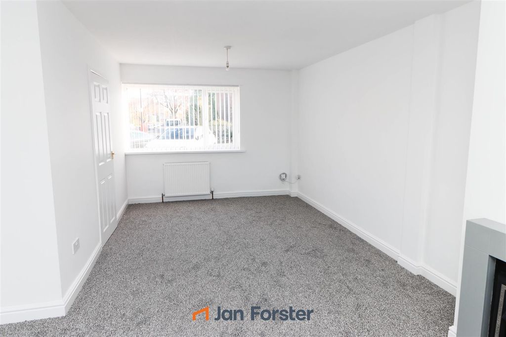 Property photo 3 of 14 Lounge