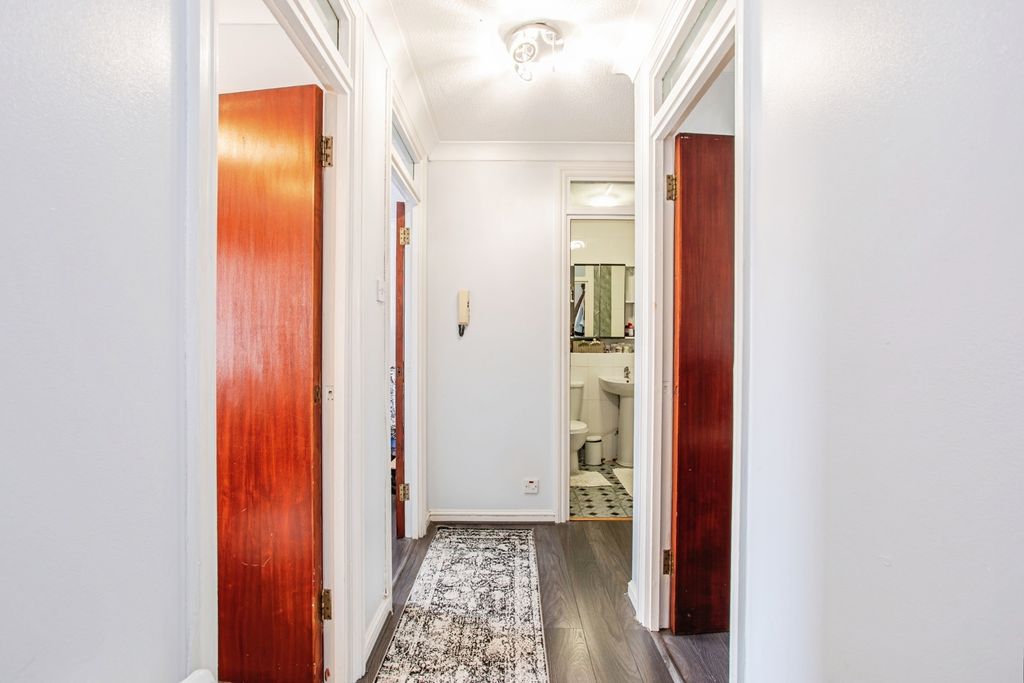 Property photo 2 of 17 Entrance Hall