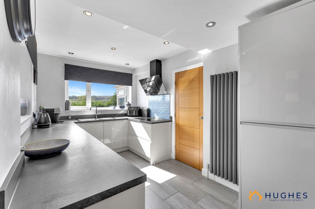 Property photo 2 of 32