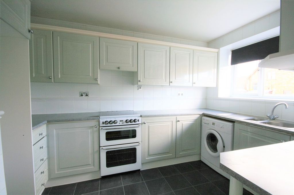 Property photo 3 of 8 Kitchen