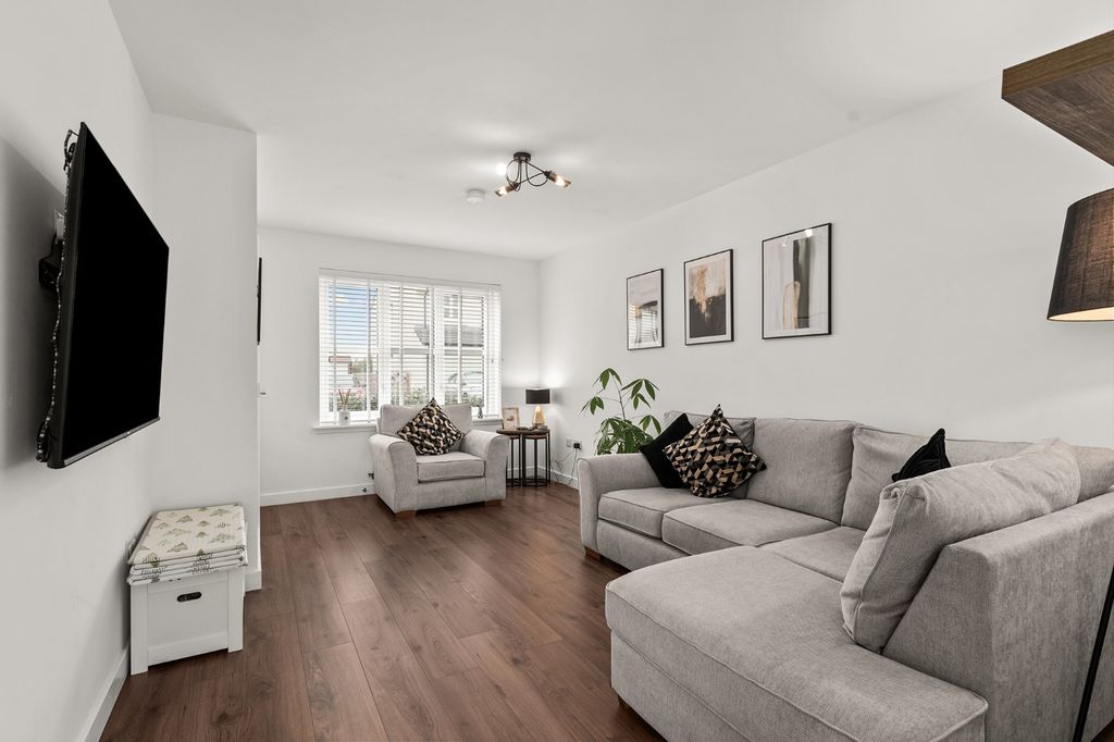 Property photo 2 of 35 4393094