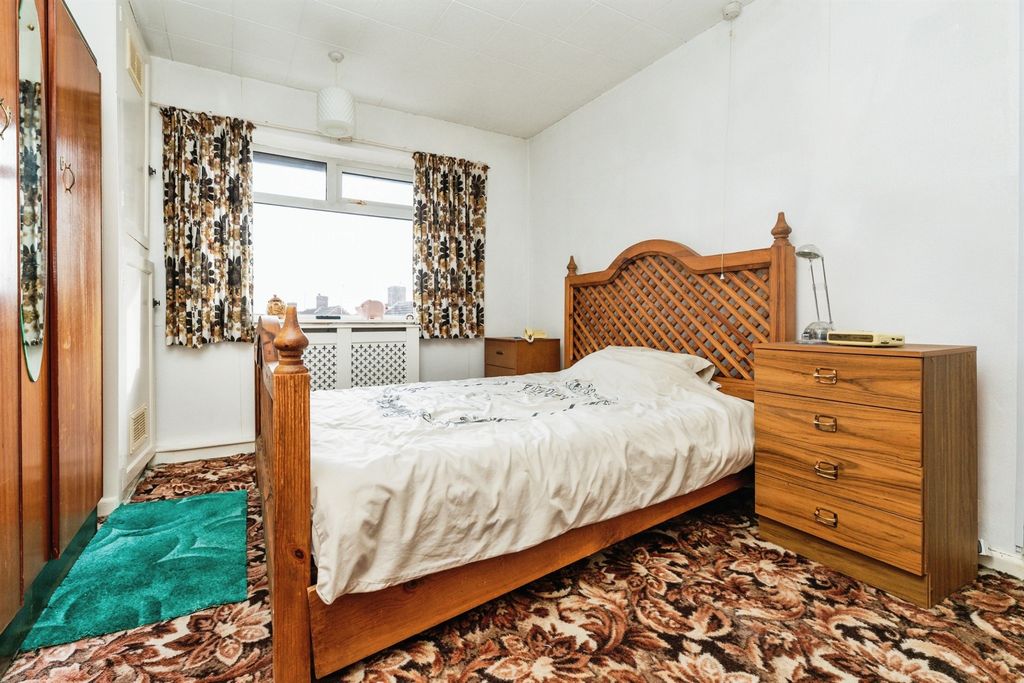 Property photo 3 of 18