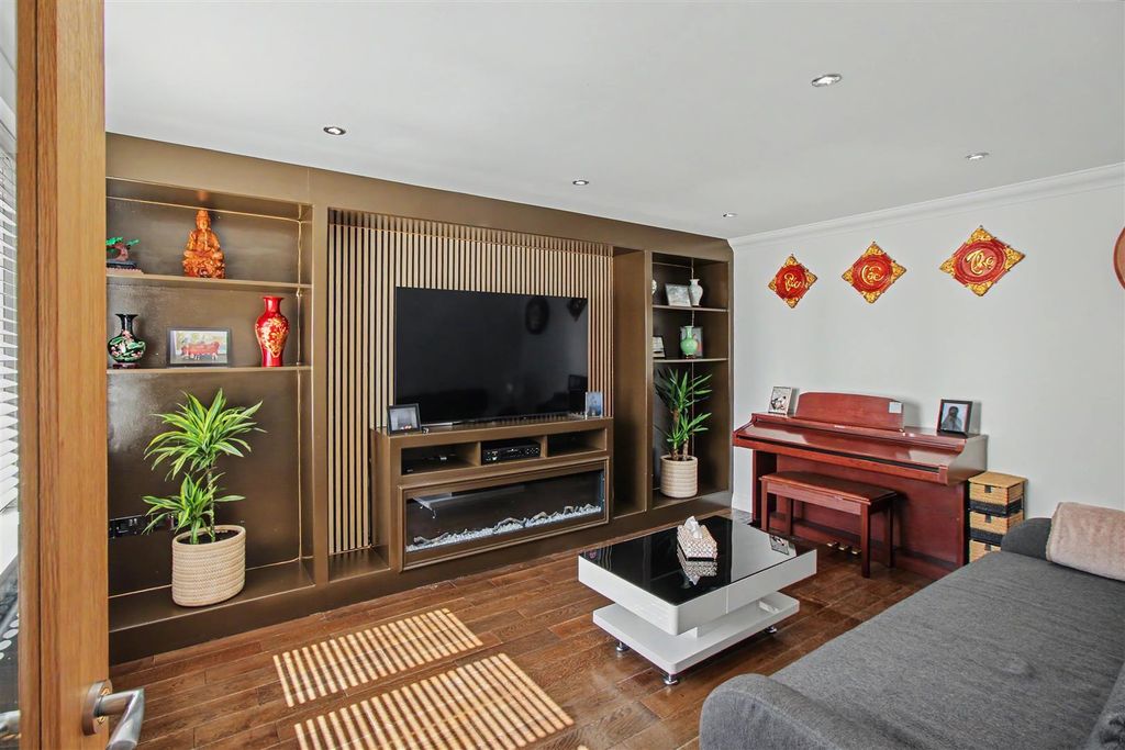 Property photo 3 of 33 Lounge