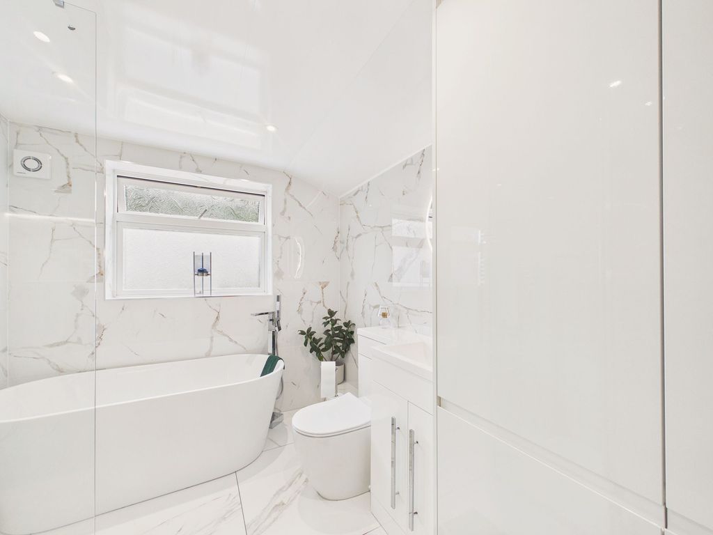Property photo 3 of 13 Bathroom