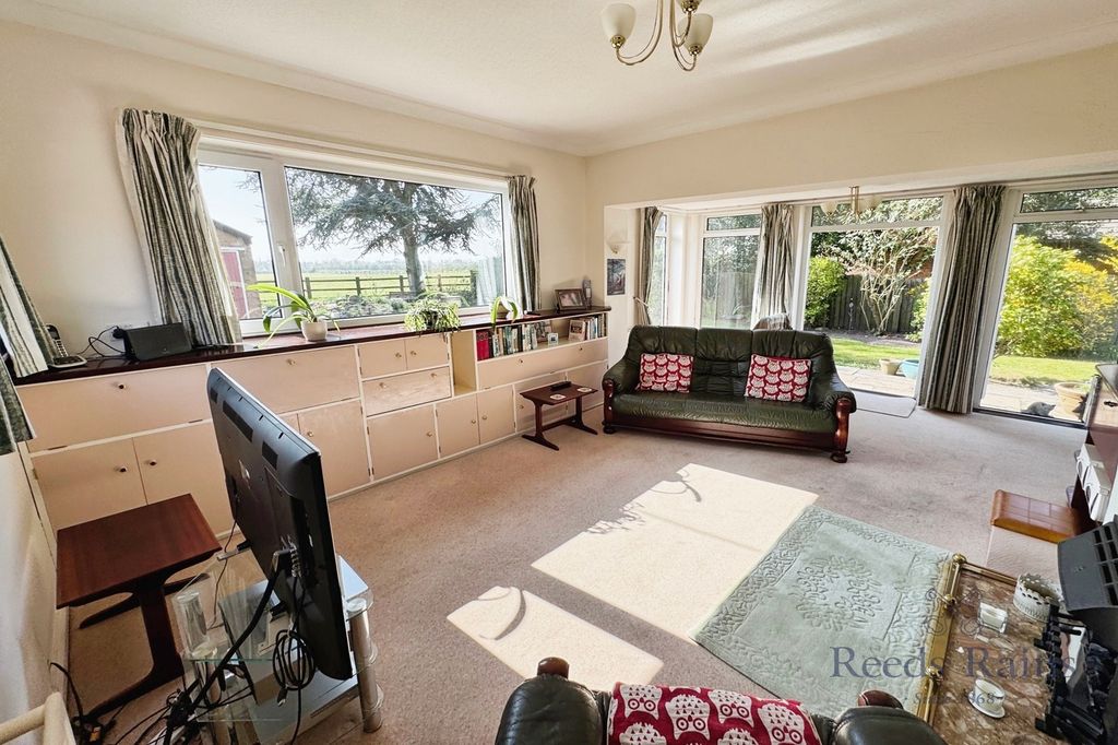 Property photo 2 of 37 Lounge