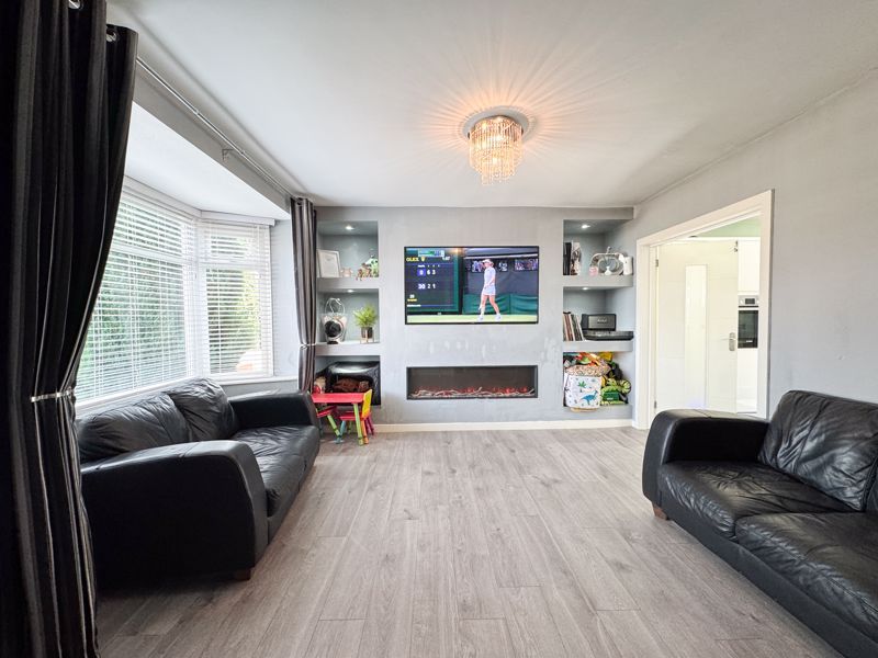 Property photo 3 of 18 Lounge