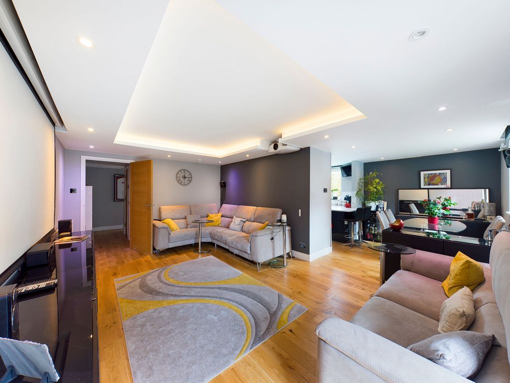 Property photo 2 of 18 Lounge