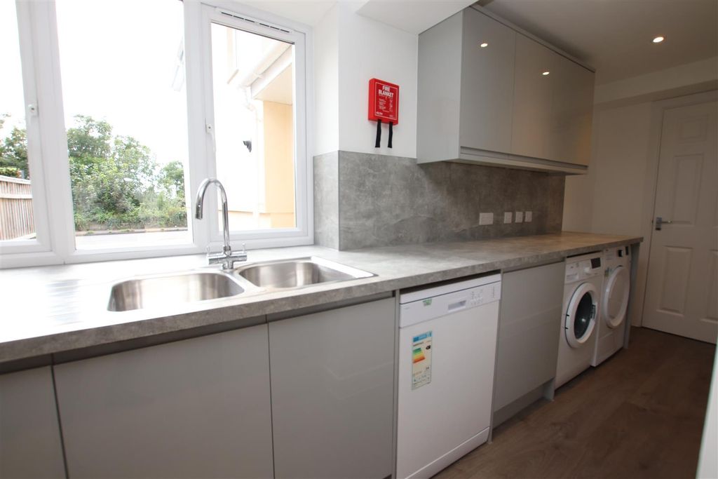 Property photo 3 of 25 Kitchen v.Jpg